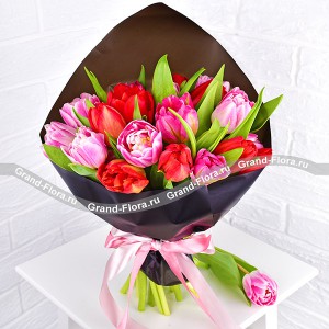 Идеальное решение - букет из розовых и красных тюльпанов