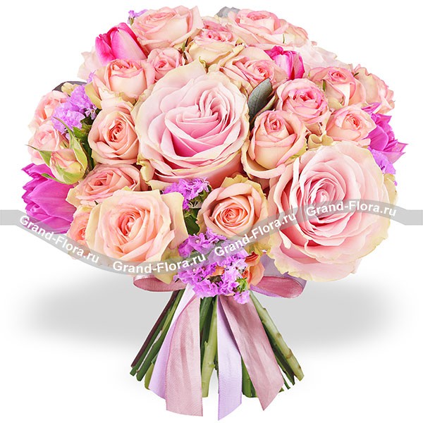 Красотка - букет с розовыми тюльпанами и кустовыми розами
